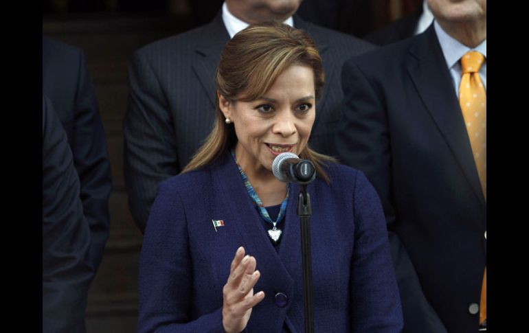 Josefina Vázquez Mota, adelantó que de ganar las elecciones, su esposo, Sergio Ocampo, no asumirá la titularidad del DIF. AP  /