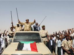 El presidente de Sudán, Omar al-Bashir (centro) ha llamado a la ''defensa popular''. AP  /