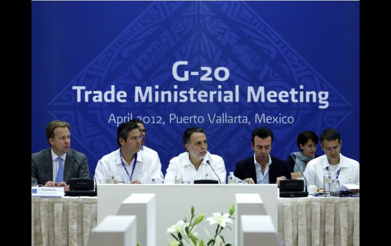 Al centro, el secretario de Economía, Bruno Ferrari en la Reunión de Ministros del G20. EFE  /