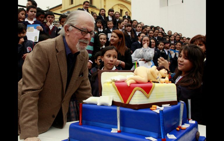 El maestro escuchó emocionado el canto por su cumpleaños. EFE  /