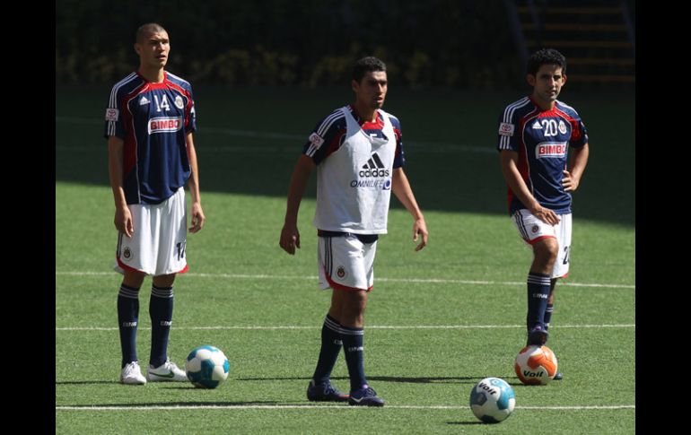 Los jugadores de Chivas durante el entrenamiento del jueves en el Omnilife. MEXSPORT  /