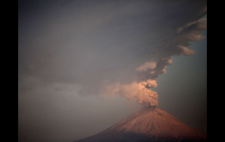 El Cenapred pide a la población mantenerse alerta por la actividad del volcán. EFE  /