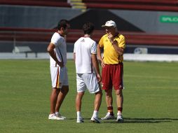 Castro (izq) dialoga con el técnico de Estudiantes Héctor Hugo Eugui.  /