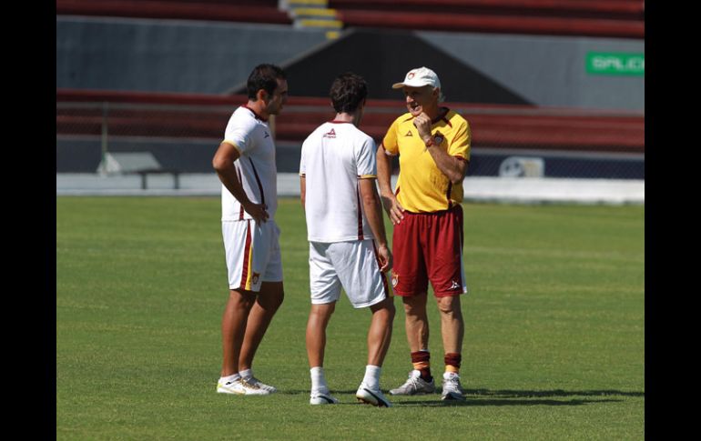 Castro (izq) dialoga con el técnico de Estudiantes Héctor Hugo Eugui.  /