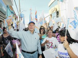 Después de su encuentro con comerciantes del Mercado de Abastos, Fernando Guzmán visitó ayer por la tarde el municipio de Ocotlán.  /