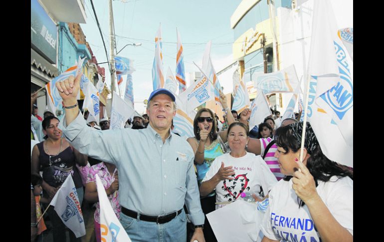 Después de su encuentro con comerciantes del Mercado de Abastos, Fernando Guzmán visitó ayer por la tarde el municipio de Ocotlán.  /