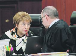 Los ministros Margarita Luna y José Ramón Cossío Díaz conversan en la sesión del pleno de la Suprema Corte.NTX  /
