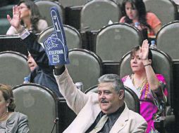 El panista Jesús Cortés utilizó un guante con el nombre de Josefina Vázquez Mota, durante la votación.EL UNIVERSAL  /