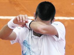 En el momento en que ganó el último punto, el tenista serbio Novak Djokovic soltó la raqueta y cubrió su rostro con los brazos.AFP  /