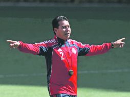 Alberto Coyote dirigió ayer su primera práctica con el primer equipo de Chivas.MEXSPORT  /