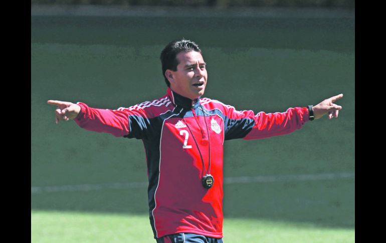 Alberto Coyote dirigió ayer su primera práctica con el primer equipo de Chivas.MEXSPORT  /