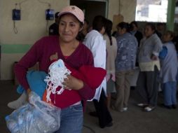 Por el incremento de la actividad volcánica, autoridades emprenden acciones. En Xalitzintla, Puebla, reparten agua embotellada. AP  /