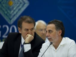 Angelos Pangratis (i) habla con el mexicano Bruno Ferrari durante una conferencia de prensa. AFP  /