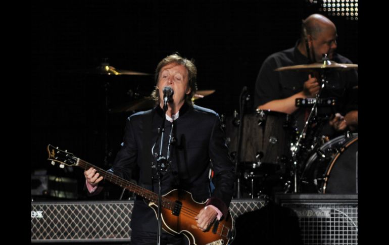 McCartney, vestido de un impecable traje oscuro y una camisa rosada mostró gran profesionalismo. AFP  /