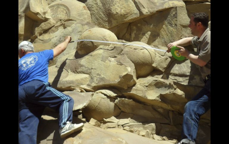 El hallazgo tuvo lugar por un grupo de trabajadores que estaban picando en una ladera para construir un camino. EFE  /