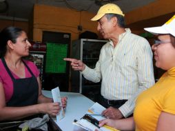 Fernando Garza recorrió las colonias López Portillo y El Carmen en donde manifestó su compromiso de activar la zona comercial.  /