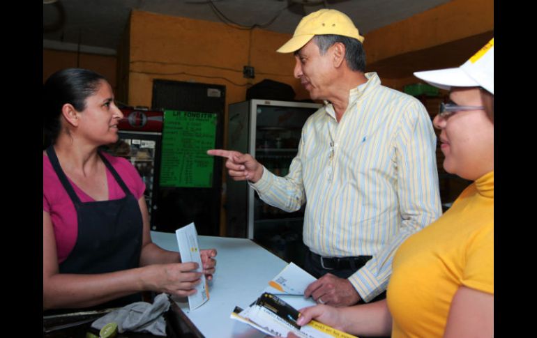 Fernando Garza recorrió las colonias López Portillo y El Carmen en donde manifestó su compromiso de activar la zona comercial.  /