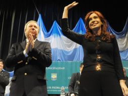 Cristina Fernández de Kirchner (D), saludando junto al gobernador de la provincia argentina de Santa Cruz, Daniel Peralta. EFE  /