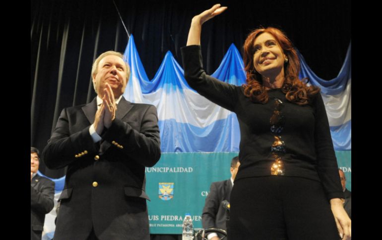 Cristina Fernández de Kirchner (D), saludando junto al gobernador de la provincia argentina de Santa Cruz, Daniel Peralta. EFE  /