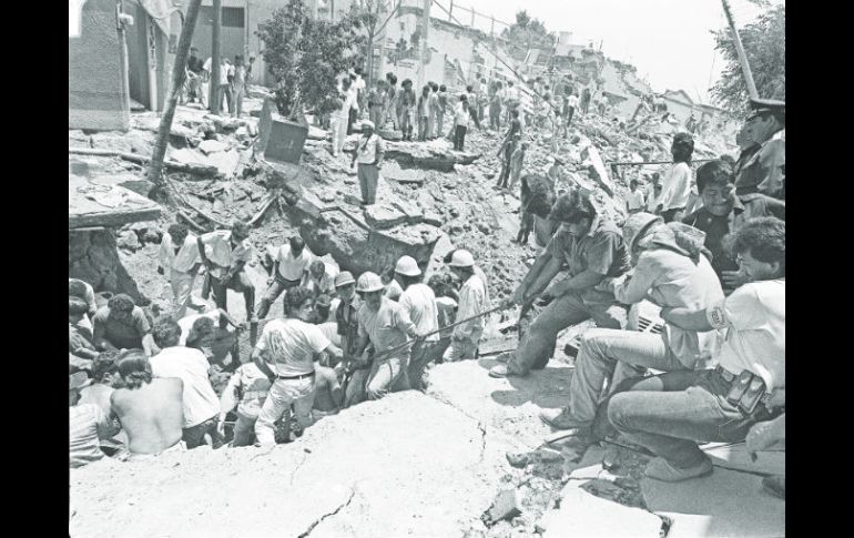 En plena crisis, rescatistas (oficiales e improvisados) ayudan a las víctimas atrapadas bajo el nivel de las aceras. ARCHIVO  /