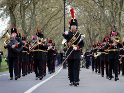 Una banda militar marcha para conmemorar el 86 cumpleaños de la reina de Inglaterra. EFE  /