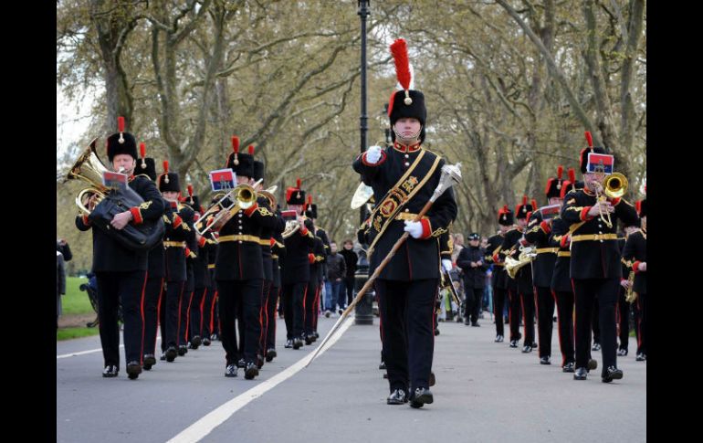 Una banda militar marcha para conmemorar el 86 cumpleaños de la reina de Inglaterra. EFE  /