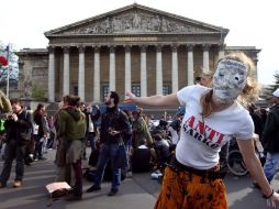 Un manifestante con una máscara y una camiseta de lectura anti-Sarkozy.AFP  /