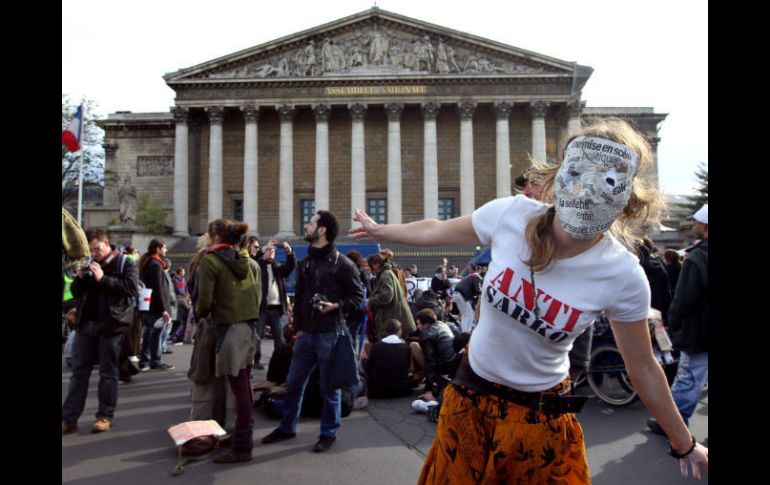 Un manifestante con una máscara y una camiseta de lectura anti-Sarkozy.AFP  /