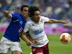 Omar Bravo (I) de Cruz Azul pelea por el balón con Mario Pérez de Estudiantes. AFP  /