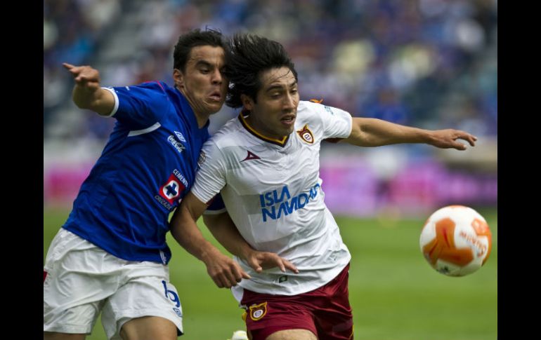 Omar Bravo (I) de Cruz Azul pelea por el balón con Mario Pérez de Estudiantes. AFP  /