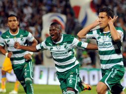 Los jugadores del Santos festejan el tercer gol en el partido. MEXSPORT  /