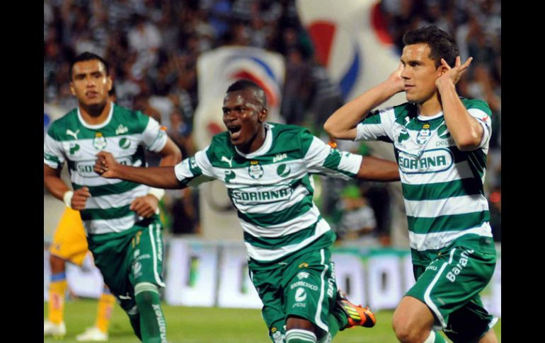 Los jugadores del Santos festejan el tercer gol en el partido. MEXSPORT  /