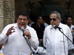 Gabriel J. Remus (D) y el gobernador de Campeche, Fernando Ortega, durante la inauguración de la Semana de Campeche en La Habana.NTX  /