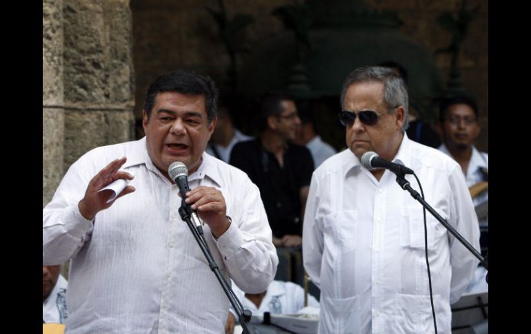 Gabriel J. Remus (D) y el gobernador de Campeche, Fernando Ortega, durante la inauguración de la Semana de Campeche en La Habana.NTX  /