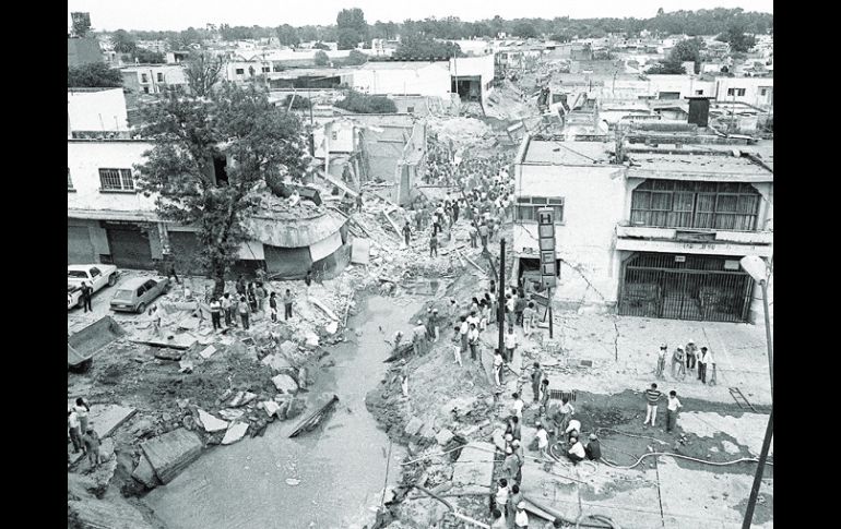 En esta imagen se observa el trazo que dejó la explosión del drenaje. ARCHIVO  /