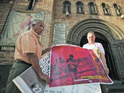 Misa celebrada en el templo de San Carlos Borromeo, en donde algunos asistentes llevaron carteles alusivos a la tragedia.  /