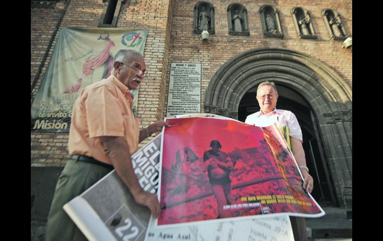 Misa celebrada en el templo de San Carlos Borromeo, en donde algunos asistentes llevaron carteles alusivos a la tragedia.  /