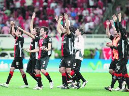 Al finalizar el partido, los Zorros festejan con sus aficionados que se dieron cita en el Estadio Omnilife.  /