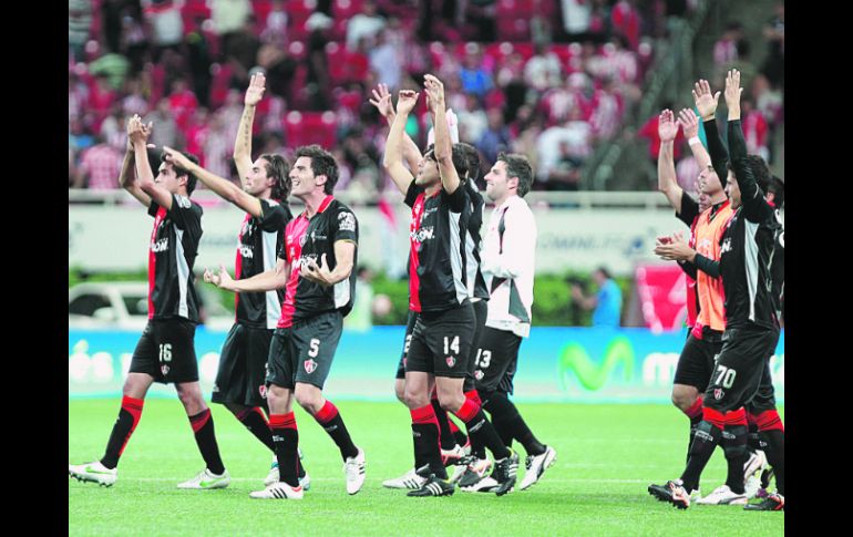 Al finalizar el partido, los Zorros festejan con sus aficionados que se dieron cita en el Estadio Omnilife.  /