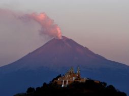 Las exhalaciones estuvieron acompañadas por emisiones de vapor de agua y gas. AP  /