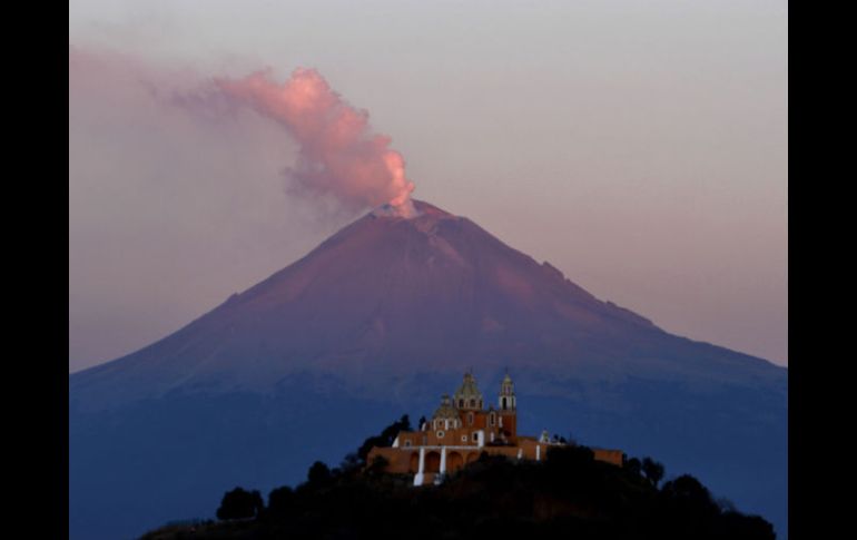 Las exhalaciones estuvieron acompañadas por emisiones de vapor de agua y gas. AP  /