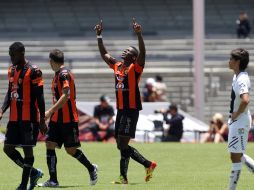 Arizala (centro) celebra uno de sus dos goles en el partido. AP  /