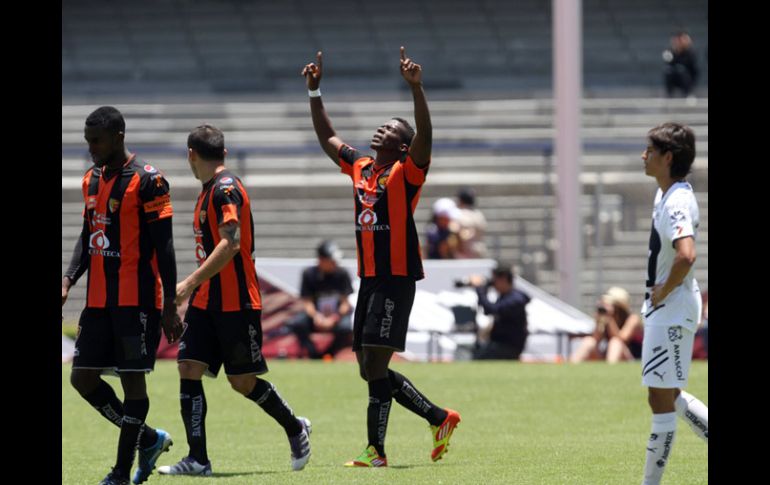 Arizala (centro) celebra uno de sus dos goles en el partido. AP  /