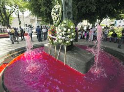 En el marco de la conmemoración del 22 de abril, se tiñó de rojo la fuente de la Estela contra el Olvido.  /