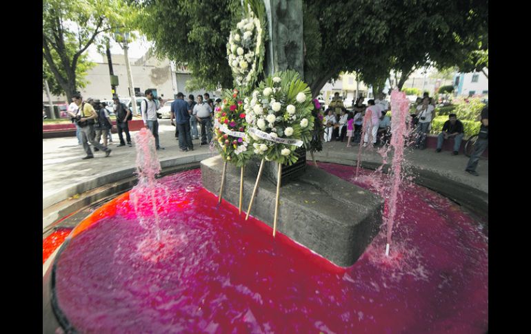 En el marco de la conmemoración del 22 de abril, se tiñó de rojo la fuente de la Estela contra el Olvido.  /