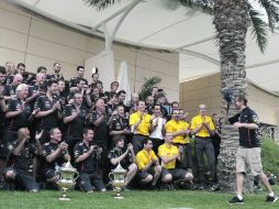 El alemán Sebastian Vettel celebra con los miembros de su escudería, luego de la victoria en Bahrein. AP  /