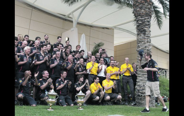 El alemán Sebastian Vettel celebra con los miembros de su escudería, luego de la victoria en Bahrein. AP  /