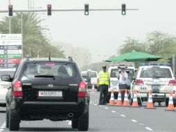 La Policía de Manama estableció un perímetro en las cercanías del circuito y revisó cuidadosamente a cada vehículo que ingresó. AP  /