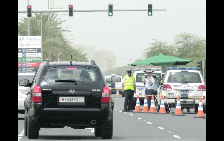 La Policía de Manama estableció un perímetro en las cercanías del circuito y revisó cuidadosamente a cada vehículo que ingresó. AP  /