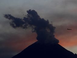 El volcán Popocatépetl mantuvo anoche una incandescencia constante, así como cuatro exhalaciones de baja intensidad. AP  /